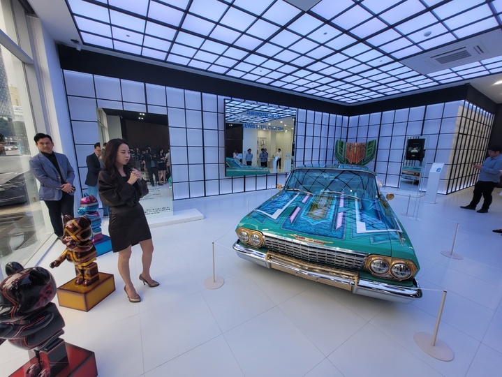 [서울=뉴시스] 유희석 기자 = 8일 서울 강남구 도산대로에 있는 '더 하우스 오브 지엠'에서 정정윤 한국GM 마케팅부문 전무(CMO)가 서우탁 작가의 쉐보레 임팔라 작품에 대해 설명하고 있다. 2023.06.08 photo@newsis.com&nbsp; *재판매 및 DB 금지