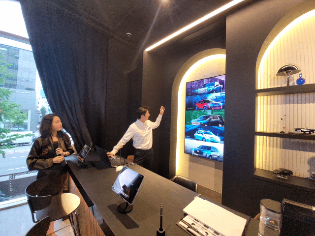 [서울=뉴시스] 유희석 기자 = 서울 강남구 도산대로에 있는 제너럴모터스(GM)의 통합 브랜드 전시장 '더 하우스 오브 지엠' 2층에서 마스터 직원이 차량에 대해 설명하자 벽 뒤에 감춰진 모니터가 나타나고 있다. 2023.06.08 photo@newsis.com&nbsp; *재판매 및 DB 금지