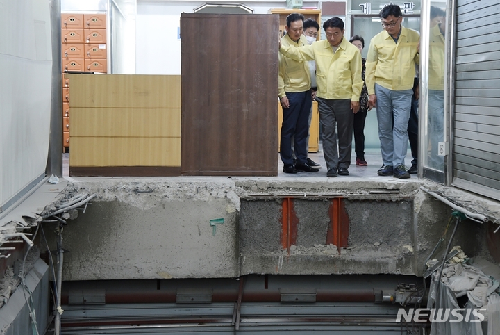 상가 에스컬레이터 붕괴 현장을 찾은 김동근 시장. (사진=의정부시 제공)