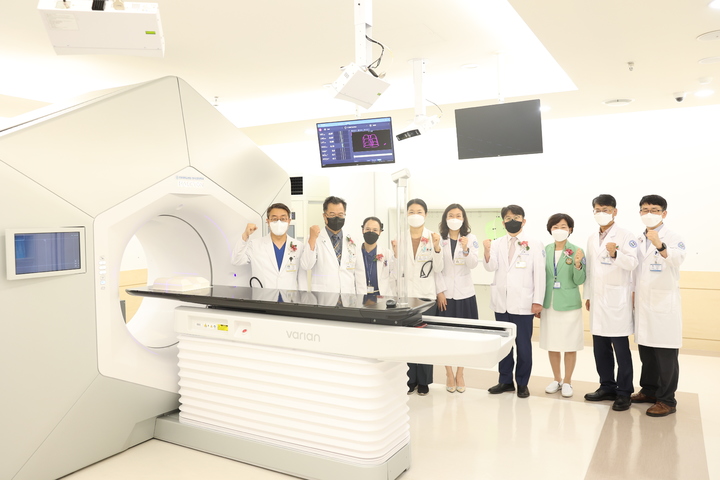 [전주=뉴시스] 최정규 기자 = 전북대병원이 이번에 도입한 실시간 영상유도 기반 체적변조 방사선치료장비인 헬시온(Halcyon).(전북대병원제공) *재판매 및 DB 금지