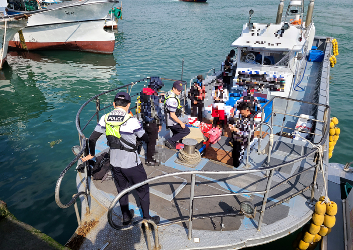 [목포=뉴시스] 낚시어선 단속. *재판매 및 DB 금지