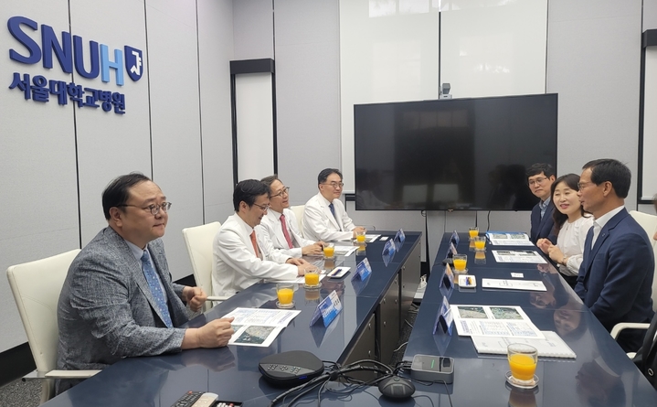 [음성=뉴시스] 강신욱 기자 = 조병옥 충북 음성군수가 8일 서울대병원을 방문해 국립소방병원의 성공적인 개원을 위한 우수 의료인력 확보 방안 등을 논의하고 있다. (사진=음성군 제공) 2023.06.08. photo@newsis.com *재판매 및 DB 금지