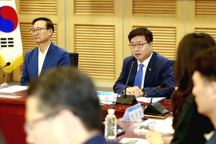 염태영 경제부지사가 8일 국회의원회관 제1세미나실에서 열린 '데이터 분권' 토론회에서 환영사를 하고 있다. (사진=경기도 제공) *재판매 및 DB 금지