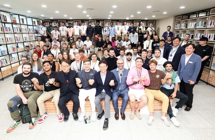 [안동=뉴시스] 세계 15개국 학생들로 이뤄진 프랑스 스포츠경영대학원생들이 7일 경북도청(K창)을 방문해 이철우 지사 등과 기념사진을 찍고 있다. (사진=경북도 제공) 2023.6.08 *재판매 및 DB 금지