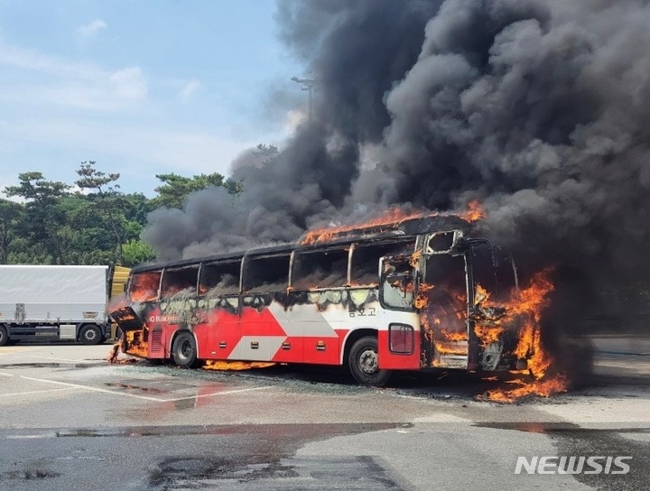 [광양=뉴시스] 김혜인 기자 = 8일 낮 전남 광양시 진월면 남해고속도로 순천~부산방면 섬진강휴게소에서 정차중인 고속버스에 불이 나 소방 당국이 진화하고 있다. 2023.06.08 (사진=광양소방 제공) photo@newsis.com