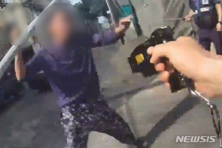 [인천=뉴시스] 인천 미추홀구 한 공사현장에서 60대 남성이 둔기를 휘두르다 경찰관에게 제압당하고 있다. (사진=인천경찰청 제공)