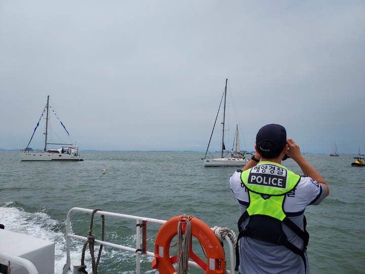 [평택=뉴시스] 평택해양경찰이 전곡항 인근 해상에서 위험 요소를 점검 하고 있다. (사진=평택해양경찰서 제공)2023.6.8. photo@newsis.com *재판매 및 DB 금지