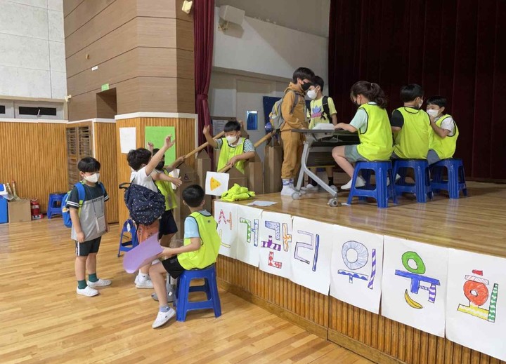 [안동=뉴시스] 초등 수업탐구교사공동체가 진행하고 있는 구미봉곡초의 사회 프로젝트 활동 모습. (사진=경북교육청 제공) 2023.06.08 *재판매 및 DB 금지