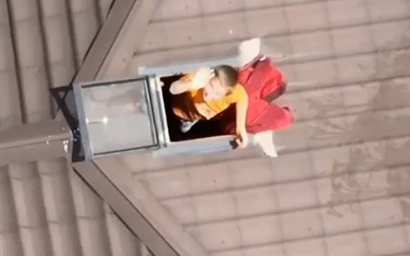 우크라이나 남부 헤르손주 노바 카호우카 댐 폭파로 엔진오일 수백 톤이 유출되고 지뢰가 유실되는 등 환경 재앙이 우려되는 가운데 홍수로 침수된 가옥에서 미처 대피하지 못한 주민들은 식수난을 겪고 있다. 출처 : @OleksandraZubal&nbsp; *재판매 및 DB 금지