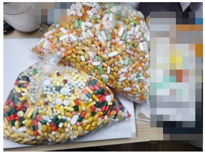 [서울=뉴시스] 부천시 지역사회 다학제 통합 돌봄 사업 중 한 환자의 집에 있던 약을 모아 놓은 모습. (사진=돌봄과미래 제공) 2023.06.08. photo@newsis.com *재판매 및 DB 금지