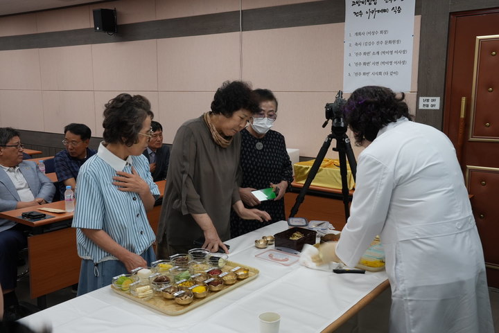 [진주=뉴시스] 한국음식문화재단 박미영 이사장은 진주 사대부가의 화반에서 본 모습 그대로 복원하는 진주교방 비빔밥 화반 전수 아카데미를 개최했다. *재판매 및 DB 금지