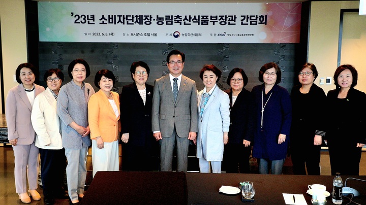 [세종=뉴시스] 정황근 농림축산식품부 장관이 8일 서울에서 한국 소비자단체 회장단과 오찬 간담회를 가졌다. (사진=농식품부 제공) *재판매 및 DB 금지