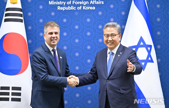 [서울=뉴시스]박진 외교부 장관은 8일 라스 클링바일 사민당 공동대표를 단장으로 하는 독일 사민당 대표단을 접견했다. (사진=외교부 제공) 2023.06.08. photo@newsis.com