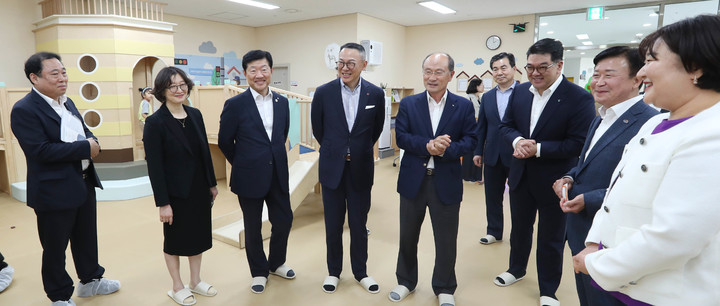 [여수=뉴시스]우태희 대한상의 상근부회장(왼쪽 세번째)과 이동우 롯데지주 부회장(왼쪽 네번째), 이은형 하나금융그룹 부회장(오른쪽 세번째)이 여수 육아종합지원센터를 방문해 시설물들을 둘러보고 있다. (사진 = 대한상의) 2023. 6.8.&nbsp; *재판매 및 DB 금지