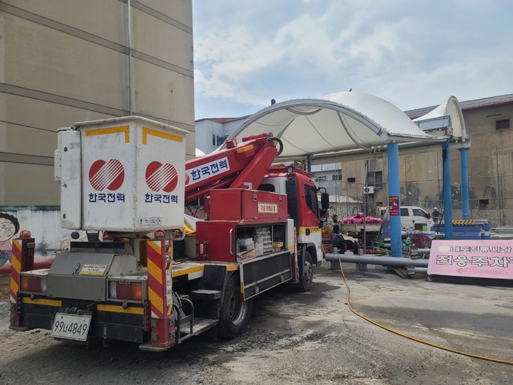 8일 낮 12시58분께 제천시 남천동 일대 전통시장과 상가 25곳에서 정전이 발생, 한국전력 관계자들이 복구작업을 하고 있다. *재판매 및 DB 금지