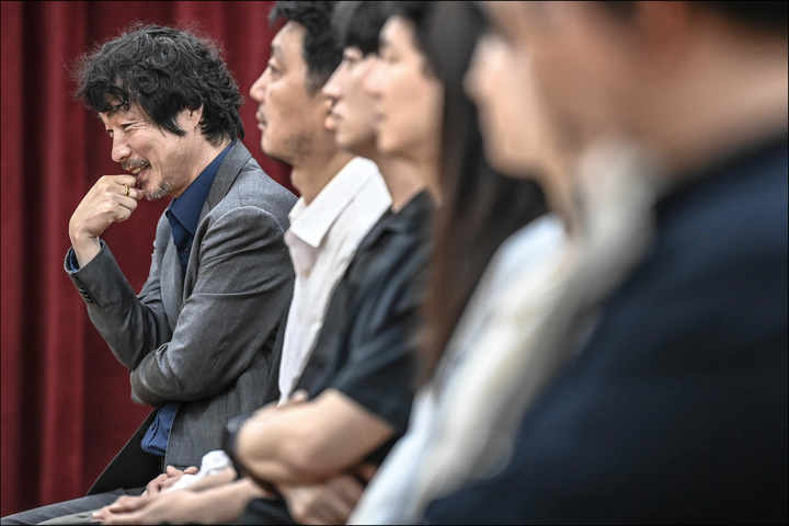 [서울=뉴시스]서울시극단이 8일 서울 종로구 세종문화회관 서울시극단 연습실에서 연극 '겟팅아웃' 간담회를 진행했다. 사진은 서울시극단장인 고선웅 연출. (사진=세종문화회관 제공) 2023.06.08. photo@newsis.com *재판매 및 DB 금지