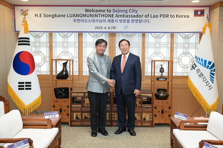 [뉴시스=세종]최민호(오른쪽) 세종시장이 송칸 루앙무닌톤 주한 라오스대사와 면담을 갖고 기념촬영을 하고 있다.2023.06.08.(사진=세종시)&nbsp; *재판매 및 DB 금지