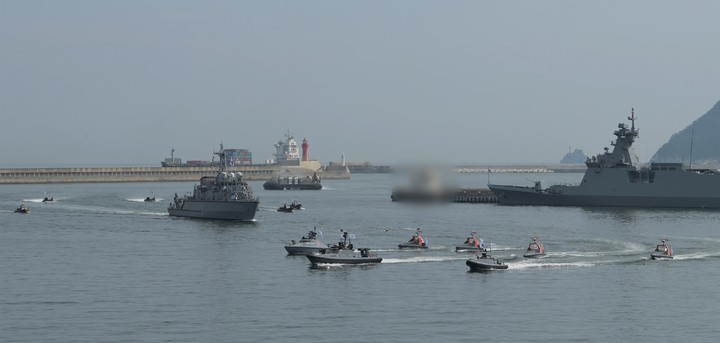 [서울=뉴시스] 8일 부산 작전기지에서 해군이 선보인 '해양 유무인 복합전투체계 적용 상륙작전' 시연 행사에서 유무인 전력들이 기동하고 있다. (사진=해군 제공) 2023.06.08. photo@newsis.com *재판매 및 DB 금지