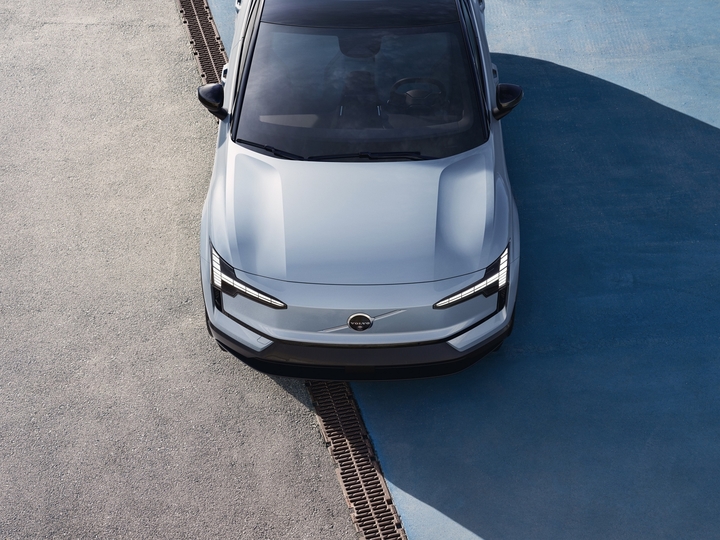 [서울=뉴시스] 볼보가 7일(현지시각) 이탈리아에서 공개한 브랜드 최초의 소형 전기 스포츠실용차(SUV) 모델인 'EX30'. (사진=볼보 제공) 2023.06.08 photo@newsis.com *재판매 및 DB 금지