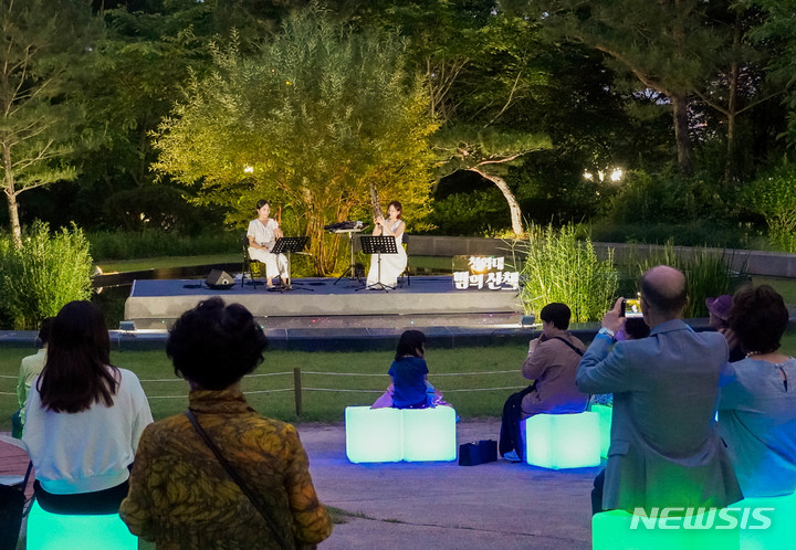 [서울=뉴시스] '청와대 밤의 산책' 행사&nbsp; (사진=한국문화재재단 제공) 2023.06.08. photo@newsis.com