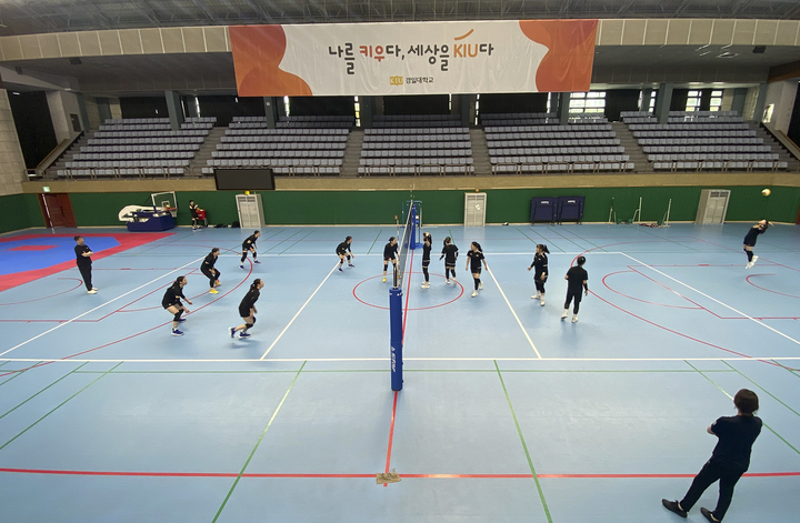 경일대학교 여자배구부 선수들이 대구·경북지역 여자배구 고교선수에게 배구 기술지도를 하고 있다. *재판매 및 DB 금지