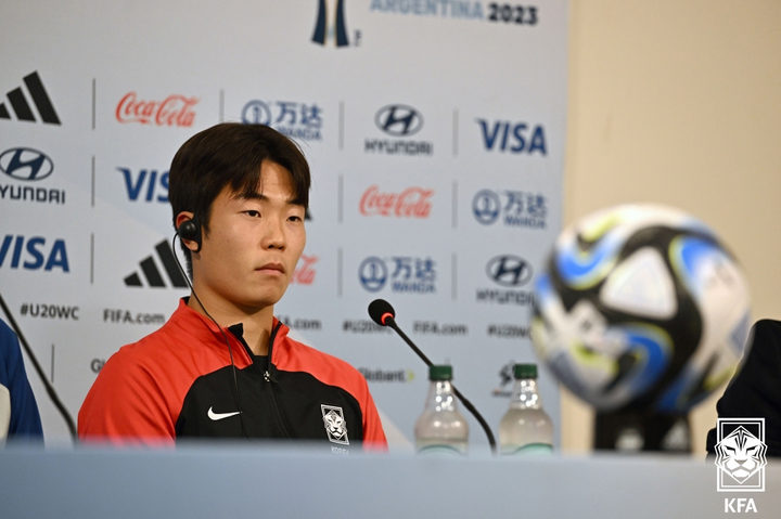 [서울=뉴시스] U-20 축구대표팀 이승원이 7일(현지시간) 아르헨티나 라플라타 스타디움에서 열린 2023 FIFA U20 월드컵 준결승 공식 기자회견에 참석해 취재진 질문을 듣고 있다. (사진=대한축구협회 제공) 2023.06.08. photo@newsis.com *재판매 및 DB 금지