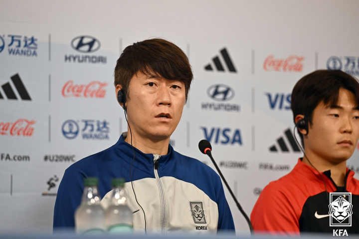 [서울=뉴시스] 김은중 U-20 축구대표팀 감독이 7일(현지시간) 아르헨티나 라플라타 스타디움에서 열린 2023 FIFA U20 월드컵 준결승 공식 기자회견에 참석해 발언하고 있다. (사진=대한축구협회 제공) 2023.06.08. photo@newsis.com *재판매 및 DB 금지