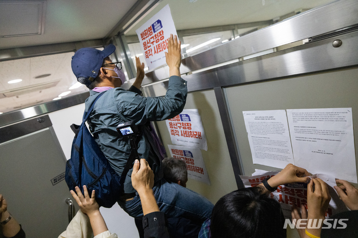 [서울=뉴시스] 조수정 기자 = 이태원참사 유가족들이 지난 8일 오전 서울 용산구청에서 전날 보석으로 석방된 박희영 용산구청장의 출근을 막으려 구청장실에 진입하려 했으나 가로 막혀 입구에 피켓을 붙이고 있다. (공동취재사진) 2023.06.09. photo@newsis.com