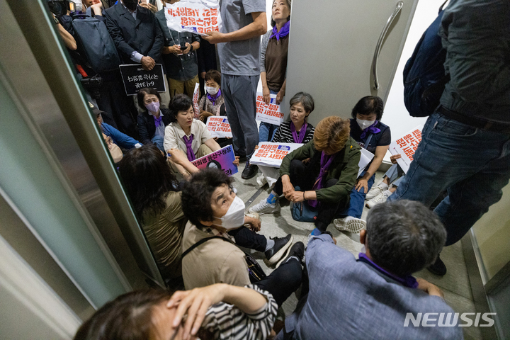 [서울=뉴시스] 조수정 기자 = 이태원참사 유가족들이 8일 오전 서울 용산구청에서 전날 보석으로 석방된 박희영 용산구청장의 출근을 막으려 구청장실에 진입하려 했으나 잠긴 문에 가로막혀 있다. (공동취재사진) 2023.06.08. photo@newsis.com