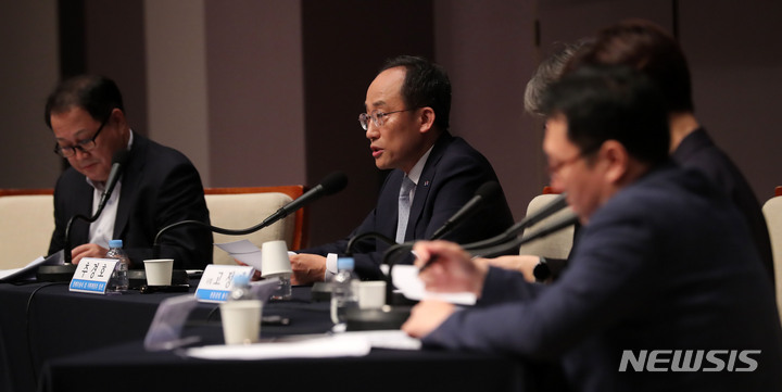 [서울=뉴시스] 김선웅 기자 = 추경호 경제부총리 겸 기획재정부 장관이 8일 서울 중구 프레스센터에서 열린 관훈클럽 토론회에서 기조발언을 하고 있다. 2023.06.08. mangusta@newsis.com