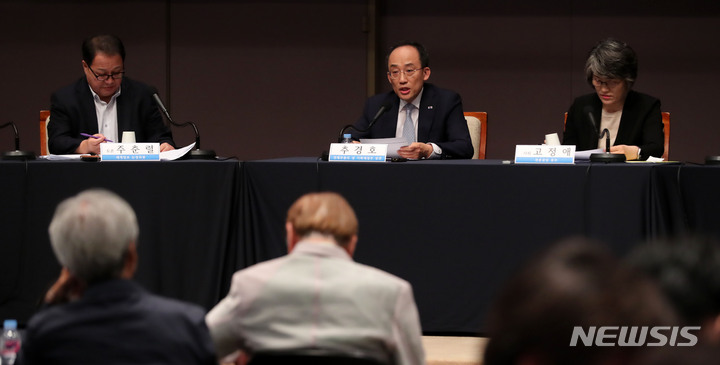 [서울=뉴시스] 김선웅 기자 = 추경호 경제부총리 겸 기획재정부 장관이 8일 서울 중구 프레스센터에서 열린 관훈클럽 토론회에서 기조발언을 하고 있다. 2023.06.08. mangusta@newsis.com