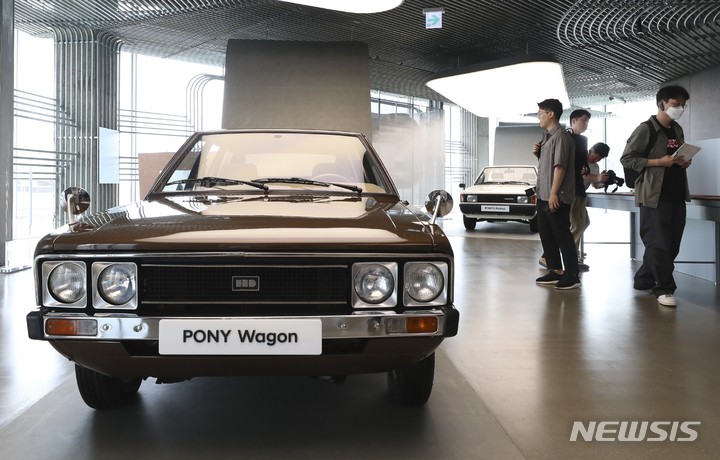 [서울=뉴시스] 김근수 기자 = 8일 서울 강남구 현대모터스튜디오에서 열린 현대자동차 '포니의 시대' 전시회에서 관람객들이 차량을 살펴보고 있다. 2023.06.08. ks@newsis.com