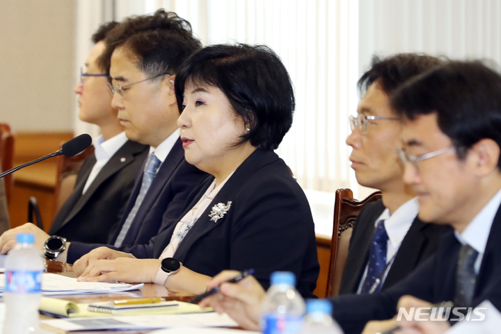 [서울=뉴시스] 최진석 기자 = 김미영(오른쪽 세번째) 금융감독원 금융소비자보호처장이 8일 서울 여의도 금융감독원에서 열린 금융사 소비자보호총괄책임자(CCO)와의 간담회에서 발언을 하고 있다. 2023.06.08. myjs@newsis.com
