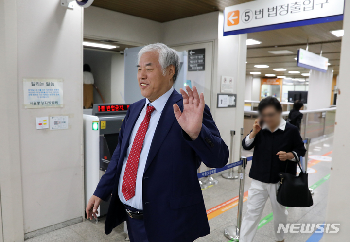 [서울=뉴시스] 조성우 기자 = 서울중앙지법 민사합의33부(부장판사 허준서)는 15일 건강보험공단이 서울시 성북구 사랑제일교회와 전광훈 목사를 상대로 낸 구상금 청구 소송 1심에서 원고 패소 판결했다. 사진은 전 목사가 지난 8일 오전 서울 서초구 서울중앙지방법원에서 열린 공직선거법 위반 관련 공판에 출석하고 있는 모습. 2023.06.08. xconfind@newsis.com