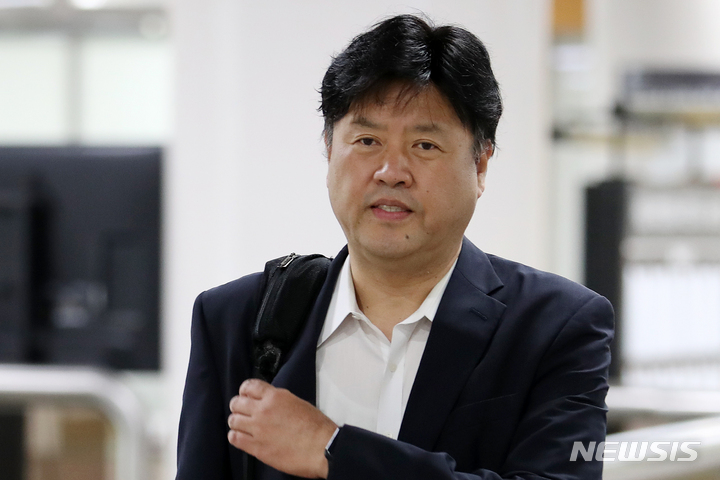 [서울=뉴시스] 조성우 기자 = 불법 대선 자금 수수 혐의를 받고 있는 김용 전 민주연구원 부원장이 8일 오전 서울 서초구 서울중앙지방법원에서 열린 공판에 출석하고 있다. 2023.06.08. xconfind@newsis.com