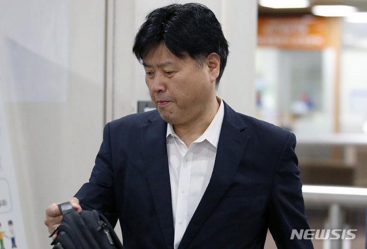 [서울=뉴시스] 조성우 기자 = 불법 대선 자금 수수 혐의를 받고 있는 김용 전 민주연구원 부원장이 지난 8일 오전 서울 서초구 서울중앙지방법원에서 열린 공판에 출석하고 있다. 2023.06.08. xconfind@newsis.com