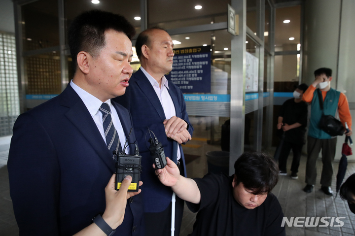 [서울=뉴시스] 조성우 기자 = 이연주 한국시각장애인연합회 사무총장(왼쪽), 이삼희 한국디지털접근성진흥원 원장이 8일 오전 서울 서초구 서울중앙지방법원에서 시각장애인들이 온라인 쇼핑몰 상대로 낸 정보 이용 차별에 따른 손해배상 청구 소송 항소심에서 원고 일부 승소 판결이 난 뒤 입장을 밝히고 있다. 2023.06.08. xconfind@newsis.com