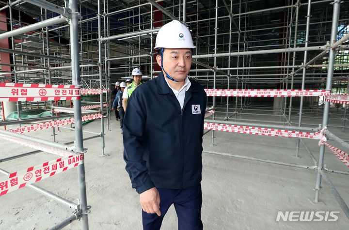 [서울=뉴시스] 조성봉 기자= 원희룡 국토교통부 장관이 8일 오전 신축공사 건설현장을 방문했다. 2023.06.08. suncho21@newsis.com