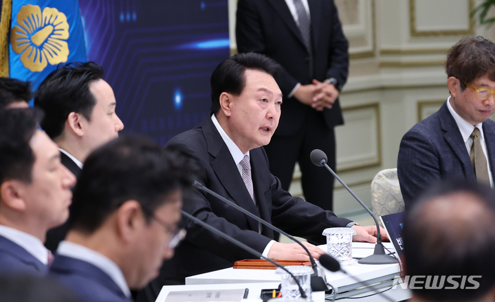 [서울=뉴시스] 홍효식 기자 = 윤석열 대통령이 8일 청와대 영빈관에서 제17차 비상경제민생회의 겸 반도체 국가전략회의를 주재하고 있다. (대통령실통신사진기자단) 2023.06.08. yesphoto@newsis.com