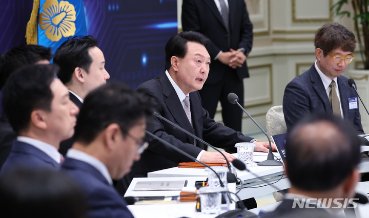 [서울=뉴시스] 홍효식 기자 = 윤석열 대통령이 8일 청와대 영빈관에서 제17차 비상경제민생회의 겸 반도체 국가전략회의를 주재하고 있다. (대통령실통신사진기자단) 2023.06.08. yesphoto@newsis.com