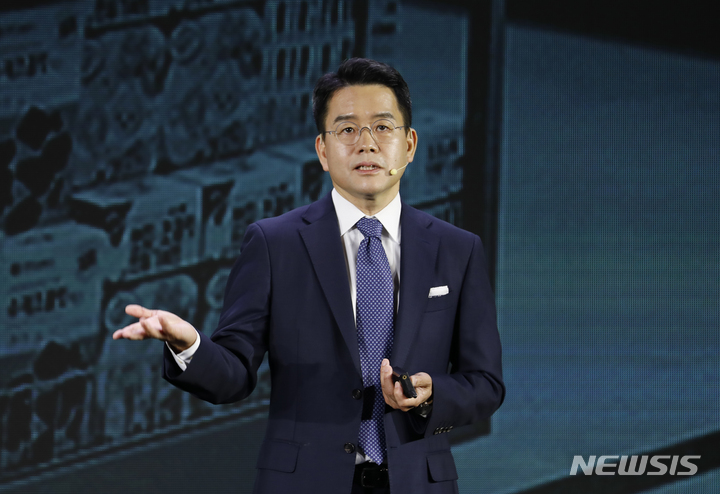 [서울=뉴시스] 고승민 기자 = 8일 서울 코엑스에서 열린 '신세계 유니버스 페스티벌' 행사에서 강희석 이마트 대표가 프리젠테이션을 하고 있다. 2023.06.08. kkssmm99@newsis.com