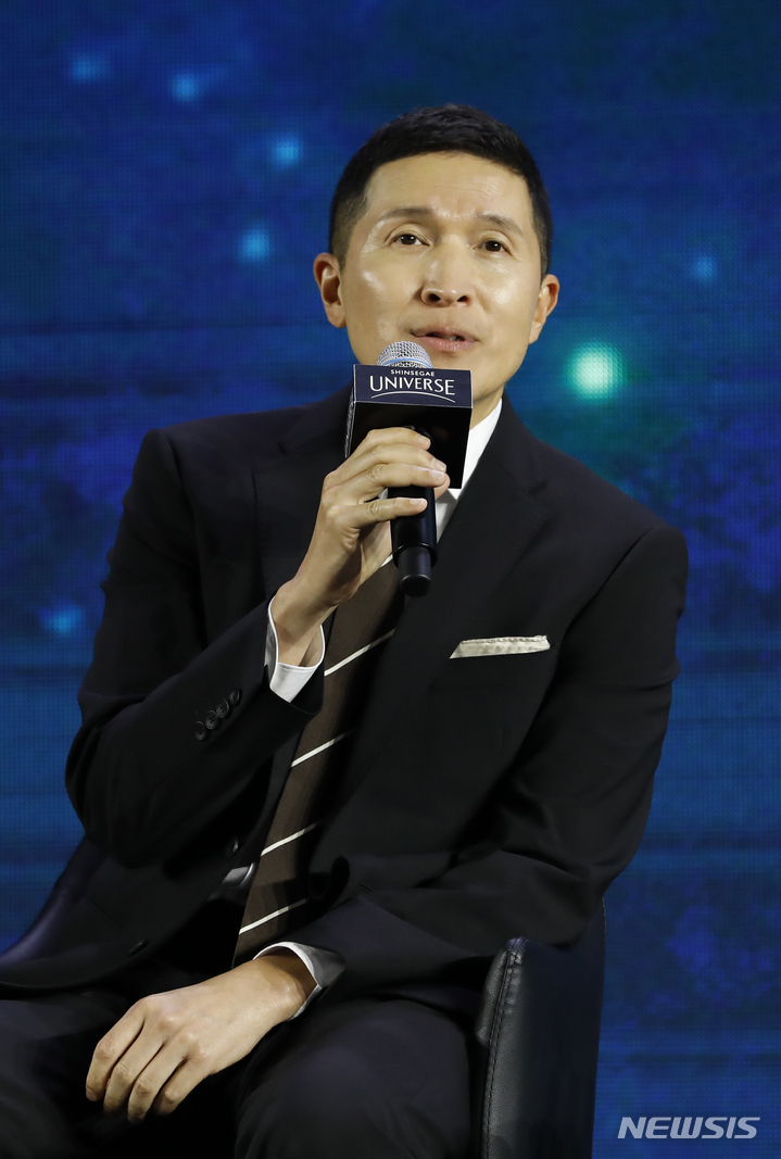 [서울=뉴시스] 고승민 기자 = 8일 서울 코엑스에서 열린 '신세계 유니버스 페스티벌' 행사에서 이인영 SSG닷컴 대표가 기자 질문에 답하고 있다. 2023.06.08. kkssmm99@newsis.com