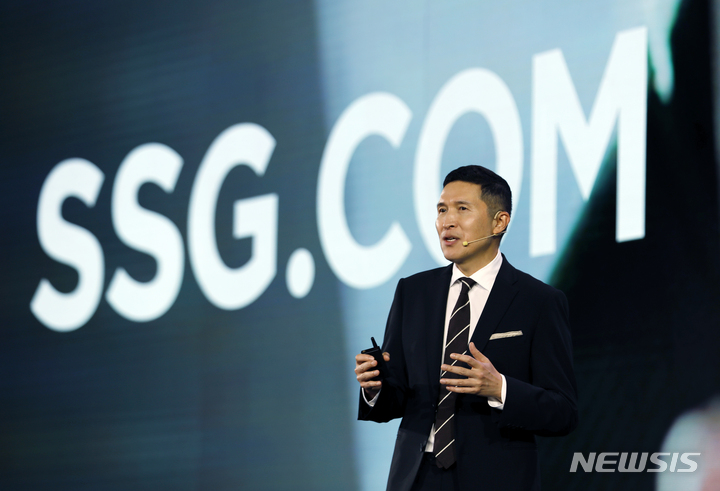 [서울=뉴시스] 고승민 기자 = 8일 서울 코엑스에서 열린 '신세계 유니버스 페스티벌' 행사에서 이인영 SSG닷컴 대표가 프리젠테이션을 하고 있다. 2023.06.08. kkssmm99@newsis.com