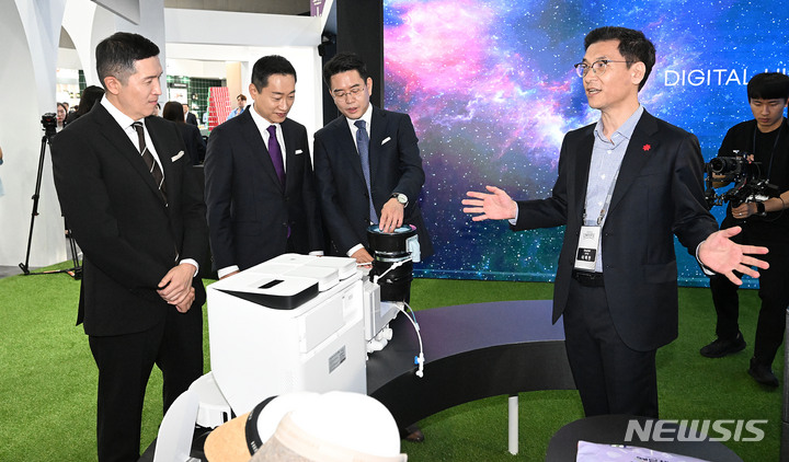 [서울=뉴시스] 고승민 기자 = 이인영(왼쪽부터) SSG닷컴 공동대표, 전항일 지마켓 대표이사, 강희석 이마트 대표이사 겸 SSG닷컴 공동대표가 8일 서울 코엑스에서 신세계그룹이 '신세계 유니버스 클럽' 론칭을 알리기 위해 연 '신세계 유니버스 페스티벌'을 찾아 지마켓 전시 체험관을 방문해 담당자로부터 설명을 듣고 있다. (공동취재사진) 2023.06.08. photo@newsis.com