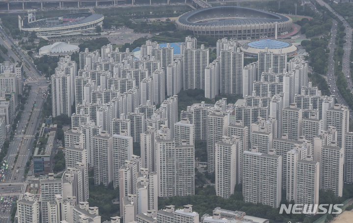 한국부동산원에 따르면 6월 강남 지역에서는 송파구 아파트 매매가격이 1.13% 오르며 가장 큰 상승률을 보였고, 이어 강남구 0.58%, 서초구 0.48% 순으로 올랐다. 사진은 송파구 잠실동 아파트 단지 모습. 뉴시스 자료사진.