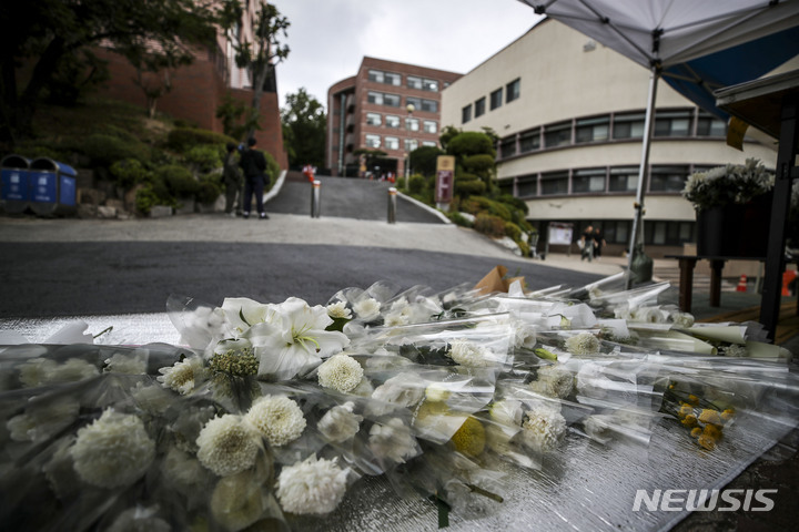 [서울=뉴시스] 정병혁 기자 = 지난 2023년 6월 5일 동덕여대 캠퍼스 안에서 등교하던 대학생이 언덕길에서 내려오던 쓰레기 수거용 화물차에 치여 뇌사 상태에 빠진 뒤 이틀 만에 숨진 가운데 8일 오후 서울 성북구 동덕여자대학교에 마련된 추모공간 뒤로 사고현장이 보이고 있다. 2023.06.08. jhope@newsis.com