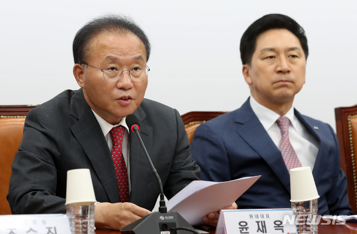 [서울=뉴시스] 이영환 기자 = 윤재옥 국민의힘 원내대표가 8일 오후 서울 여의도 국회에서 열린 최고위원회의에서 발언을 하고 있다. 2023.06.08. 20hwan@newsis.com