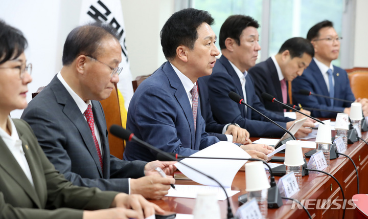 [서울=뉴시스] 이영환 기자 = 김기현 국민의힘 대표가 8일 오후 서울 여의도 국회에서 열린 최고위원회의에서 발언을 하고 있다. 2023.06.08. 20hwan@newsis.com