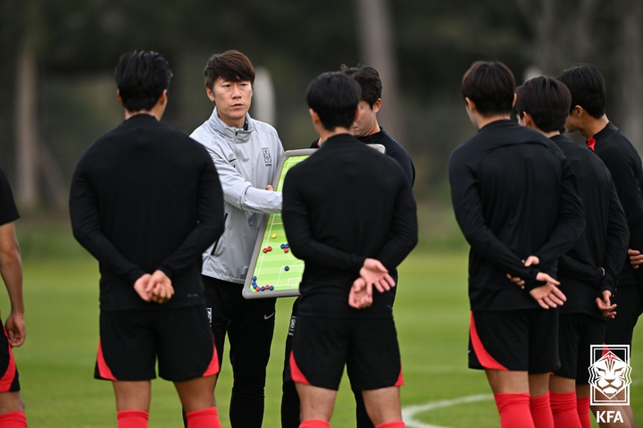 [서울=뉴시스] 7일(현지시간) 아르헨티나 라플라타 에스탄시아 치카 클럽 훈련장에서 김은중 U-20 축구대표팀 감독이 선수들에게 설명하고 있다. (사진=대한축구협회 제공) 2023.06.08. photo@newsis.com *재판매 및 DB 금지