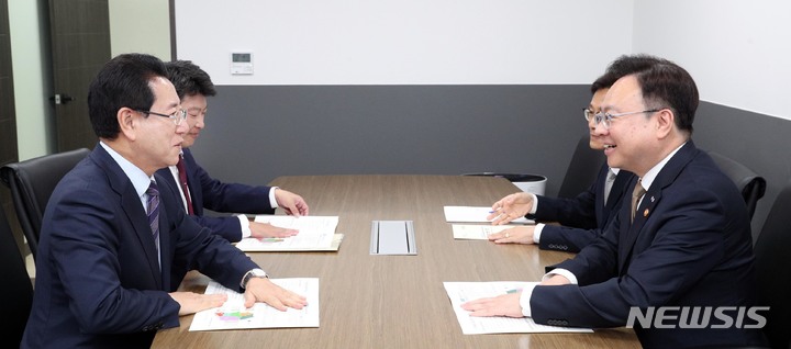 [서울=뉴시스] 이창우 기자=김영록 전남도지사(왼쪽)가 8일 오후 서울시 종로구 세종로 정부서울청사에서 조규홍 보건복지부 장관을 만나 보건복지부 소관 전남 주요 현안사항에 대해 건의를 하고 있다. (사진=전남도 제공) 2023.06.08. photo@newsis.com *재판매 및 DB 금지